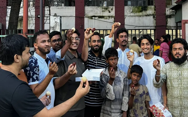 ওসি ইফতেখারের বদলিতে মোহাম্মদপুর থানার সামনে মিষ্টি বিতরণ