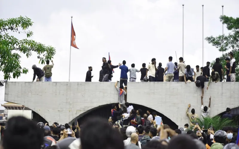 নেপালে ‘জেন-জি রেভলিউশনে’ উত্তাল: সংসদে জনতা, নিহত ১৪, কারফিউ জারি