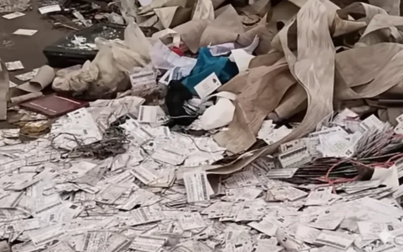 ময়লার ভাগাড়ে জাতীয় পরিচয়পত্র ও নির্বাচনী সামগ্রী