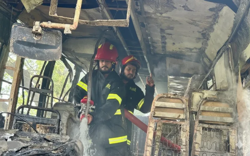 বাসের ধাক্কায় শিশুর মৃত্যু ক্ষুব্ধ জনতা পুড়িয়ে দিল বাস