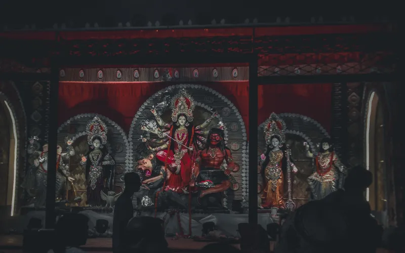 সপ্তমী পুজোয় উল্লাস, কড়া নিরাপত্তায় নিশ্চিন্তে ভক্তরা