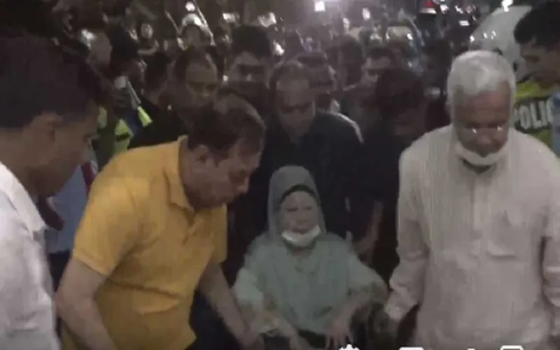 হাসপাতাল থেকে বাসায় ফিরেছেন খালেদা জিয়া