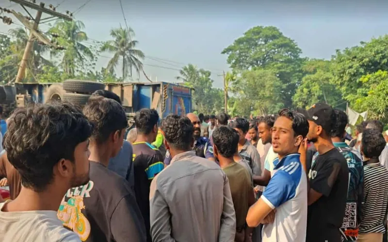 পাবনায় ট্রাকচাপায় বিদ্যালয়ের দুই শিক্ষার্থীসহ নিহত ৩