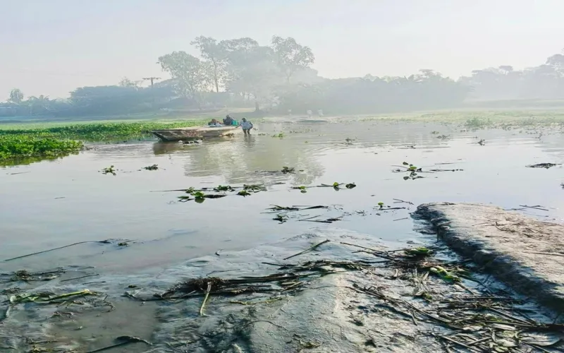 জনদুর্ভোগ: ৩০ বছরেও হয়নি সুজুনি ঘাটের ব্রিজ!