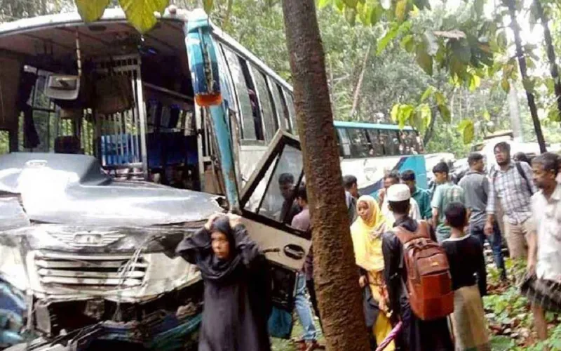 কক্সবাজারে বাস-মাইক্রোবাস সংঘর্ষ, একই পরিবারের ৫ জন নিহত