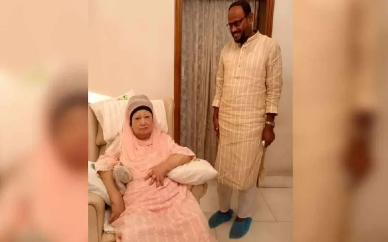 খালেদা জিয়াকে আমন্ত্রণপত্র পৌঁছে দিলেন সুলতান সালাহউদ্দিন টুকু