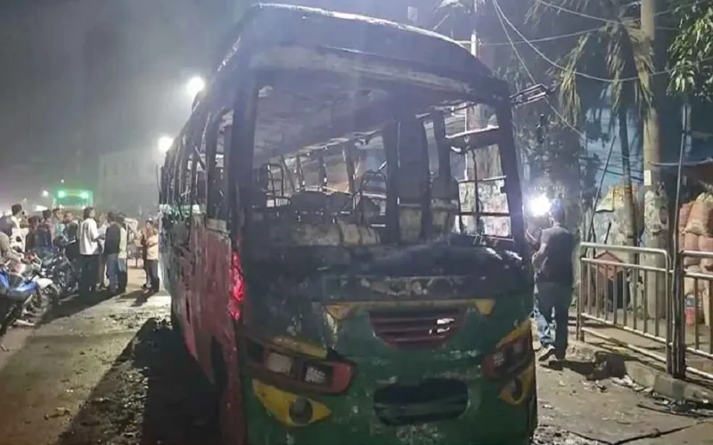 গভীর রাতে রাজধানীতে বাস ও প্রাইভেটকারে আগুন দেওয়ার হিড়িক