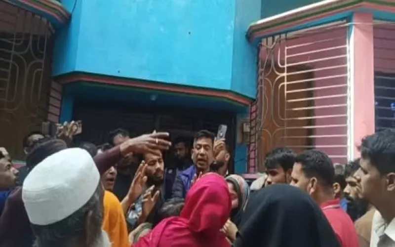 হোমনায় মধ্যরাতে লোমহর্ষক ট্রিপল মার্ডার: প্রবাসী পরিবারের ৩ জনকে গলা কেটে হত্যা