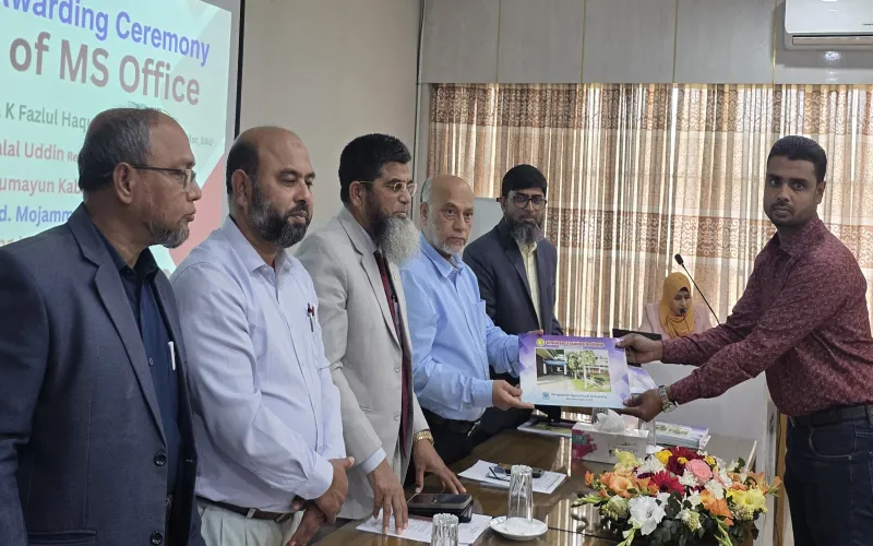 বাকৃবিতে তৃতীয় শ্রেণির কর্মচারীদের কম্পিউটার প্রশিক্ষণের সমাপনী ও সনদ বিতরণ