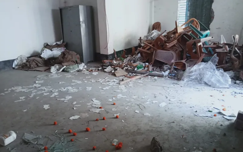 দীর্ঘ ১৮ মাস পর বেতাগীতে আ.লীগ কার্যালয় খুলতেই উত্তেজনা, ছবি টাঙিয়ে আবার ভাঙচুর