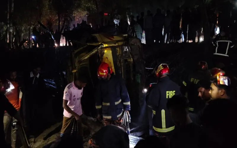 রাজবাড়ীতে পেঁয়াজ বোঝাই ট্রাক উল্টে আহত ৪