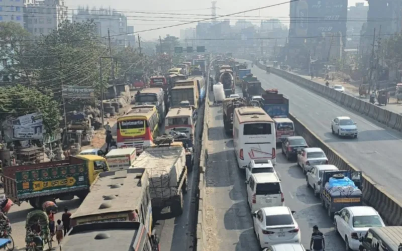 ঢাকা-চট্টগ্রাম মহাসড়কে তীব্র যানজট, ভোগান্তিতে যাত্রীরা