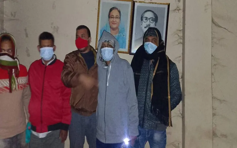 রাজবাড়ী আওয়ামী লীগ কার্যালয়ে টাঙানো হলো শেখ মুজিবুর রহমান ও শেখ হাসিনার ছবি