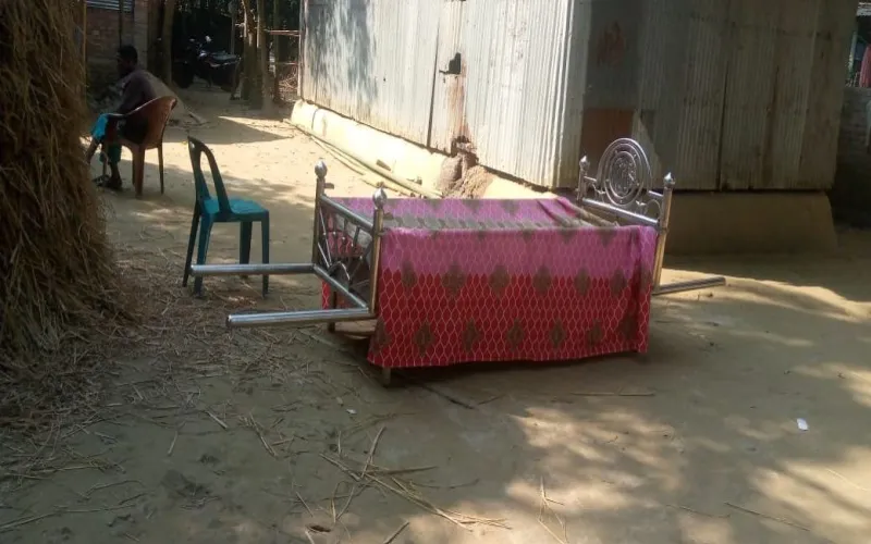 নাগেশ্বরীতে পিতার লাশ আঙিনায়, জমির ভাগ না হলে দাফন নয়