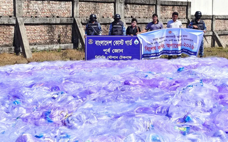 টেকনাফে ৬৩ কোটি টাকার অবৈধ কারেন্ট জাল জব্দ করে বিনষ্ট