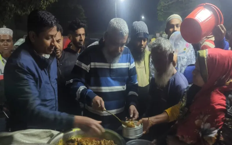 সেহরি নিয়ে হাসপাতালে রোগী ও স্বজনদের পাশে যুবদল নেতা মোস্তাফিজুর রহমান
