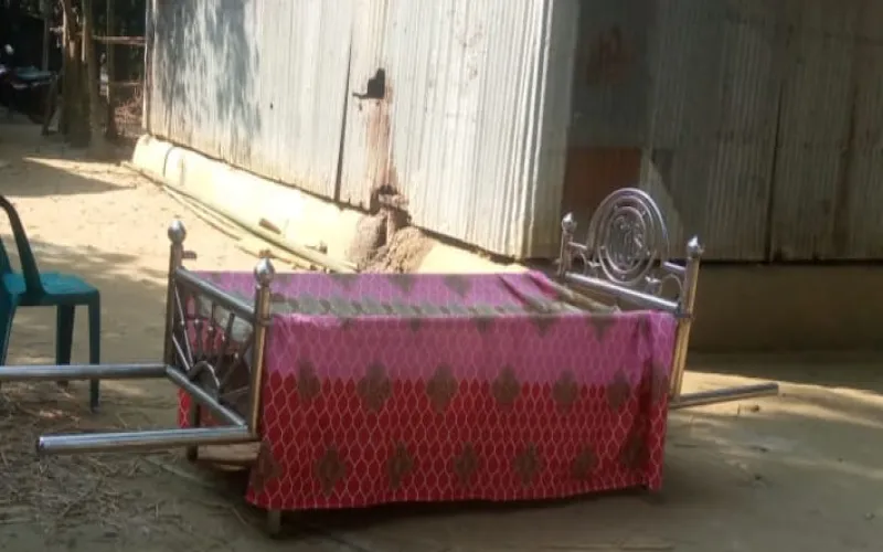 জমি নিয়ে বিরোধ: ৩০ ঘণ্টা পর দাফন হলো বাবার মরদেহ