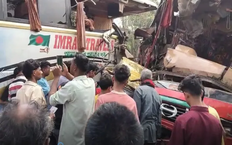 মাদারীপুরে সড়ক দুর্ঘটনায় নিহত ২, আহত ১৩