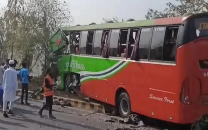 পদ্মা সেতুর জাজিরা প্রান্তে বাস সংঘর্ষে নিহত ২, আহত ২০