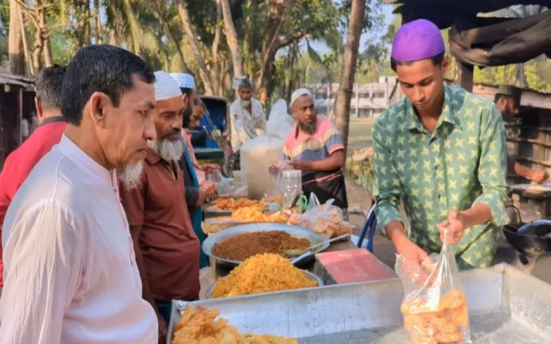 মাত্র ৩ টাকায় ইফতার সামগ্রী, পটুয়াখালীর মৌকারণে ব্যতিক্রমী উদ্যোগ