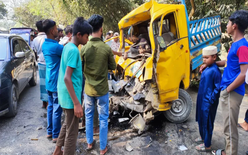 মানিকগঞ্জে পিকআপ- ড্রামট্রাক মুখোমুখি সংঘর্ষে চালক নিহত