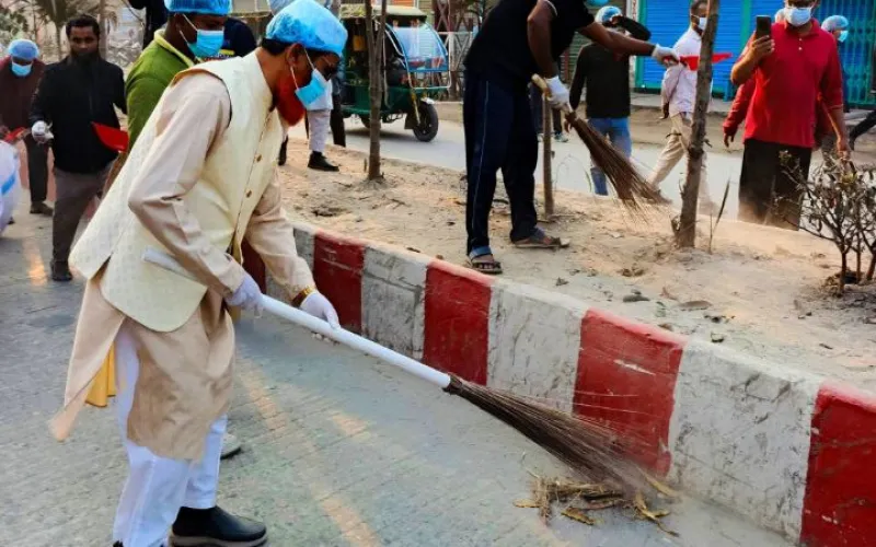 শহর পরিচ্ছন্নতায় রাস্তায় নামলেন এমপি আব্দুল করিম