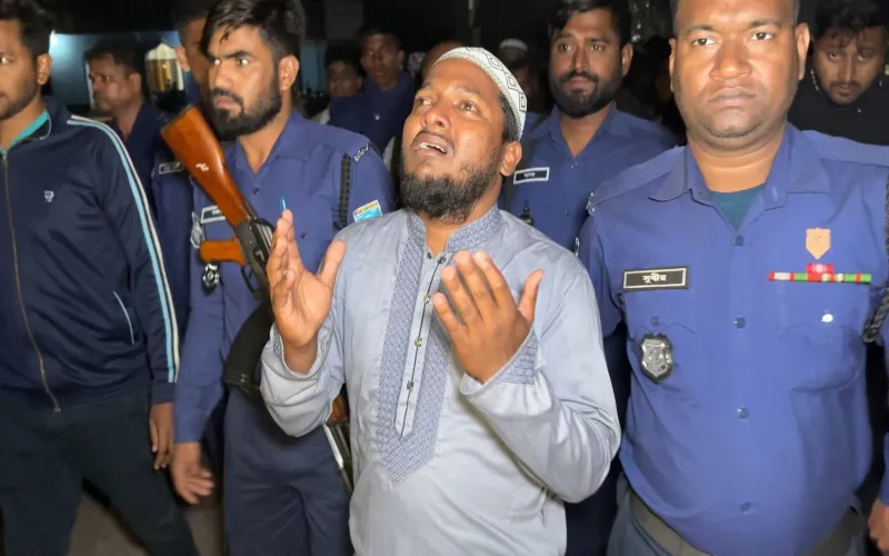 প্যারোলে মুক্তি পেয়ে বাবার জানাজায় অংশ নিলেন ছাত্রদল নেতা