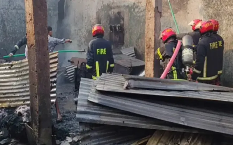 হবিগঞ্জে বিসিক শিল্পনগরীতে আগুন : ব্যবসায়ীদের ক্ষয়ক্ষতির আশঙ্কা ২০ লাখ টাকা