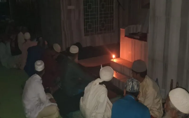 রমজানে অন্ধকার মডেল মসজিদ: মোমের আলোয় ইবাদত