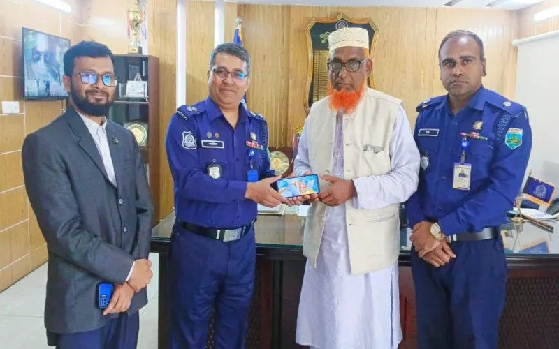 নওগাঁ জেলা পুলিশের তৎপরতায় নবনির্বাচিত এমপি'র সহ হারনো ১২৬টি ফোন উদ্ধার