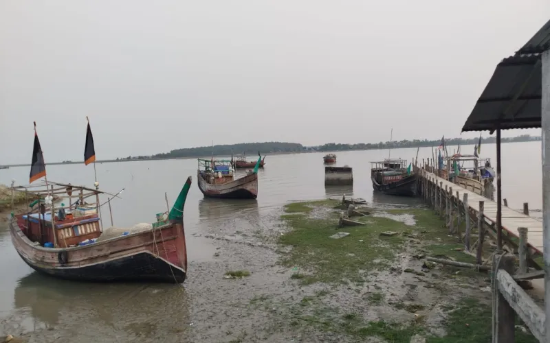 চর আন্ডা খেয়া পারাপারে যাত্রীদের ভোগান্তি, স্থায়ী বেড়িবাঁধ হলে মিলবে স্বস্তি