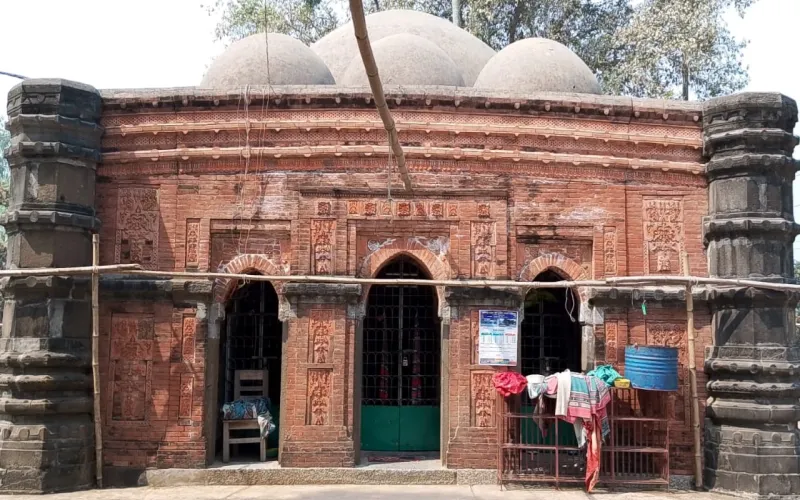 সুলতানি আমলের বিরল স্থাপত্য নিদর্শন ঘোড়াঘাটের ঐতিহ্যবাহী সূরা মসজিদ