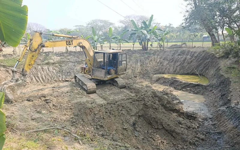 ময়মনসিংহের ঈশ্বরগঞ্জে পুকুর খননে ফসলি জমি ও কবরের ক্ষতি: প্রতিকার চায় গ্রামবাসী