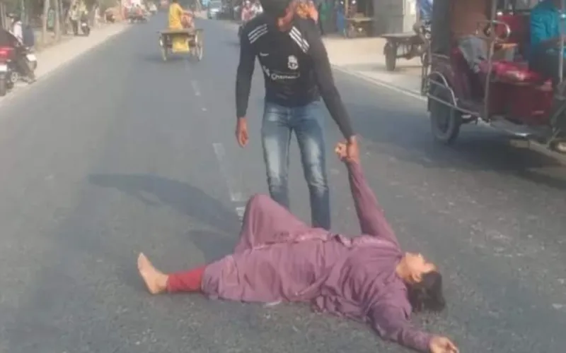 বিয়ের দাবিতে প্রেমিকের অফিসে অনশন, দিশেহারা প্রাণিসম্পদ কর্মকর্তা