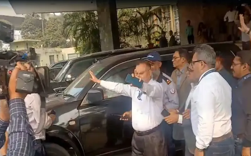 গভর্নরের উপদেষ্টা আহসান উল্লাহকে বের করে দিলেন কর্মকর্তারা