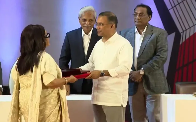 একুশে পদক প্রদান করলেন প্রধানমন্ত্রী তারেক রহমান