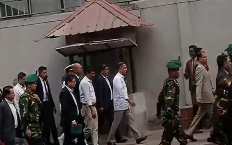 সচিবালয় থেকে হেঁটে ওসমানী মিলনায়তনে গেলেন প্রধানমন্ত্রী