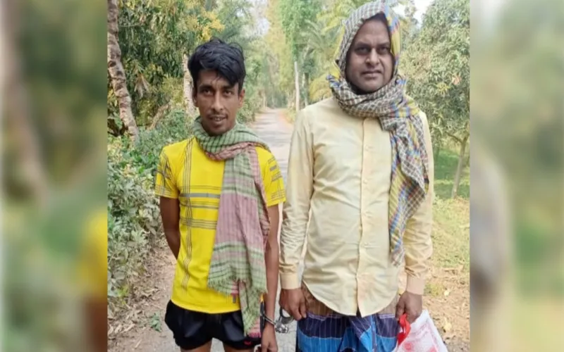 কৃষকের ছদ্মবেশে মাদক মামলার আসামিকে ধরলেন বাঘা থানা পুলিশ