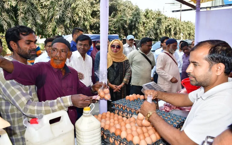 রাজবাড়ীতে রমজানজুড়ে সুলভ মূল্যে দুধ, ডিম ও গরুর মাংস বিক্রি শুরু