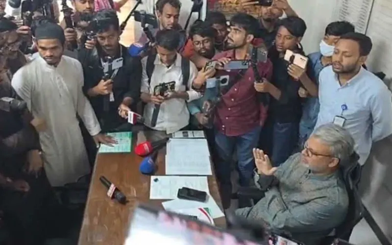 ঢাবি ক্যাম্পাসে নিষিদ্ধ ছাত্রলীগের পোস্টার, প্রক্টর অফিস ঘেরাও ডাকসুর