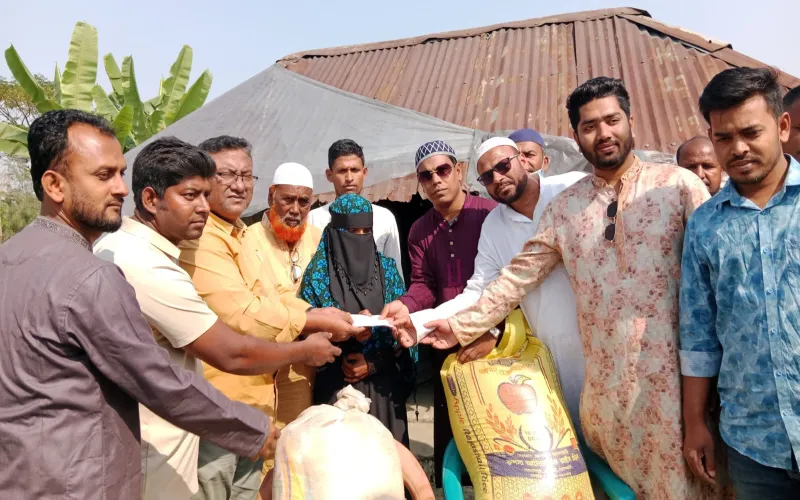 পচা ভাতে সেহরি-ইফতার করা আয়েশার পাশে ছাত্রদলের নাছির, ঈদের আগে নতুন ঘরের আশ্বাস