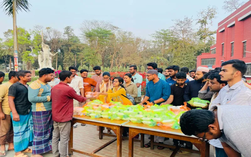 শ্রমজীবী ও দুস্থদের মাঝে বাকৃবি ছাত্রদলের ইফতার বিতরণ