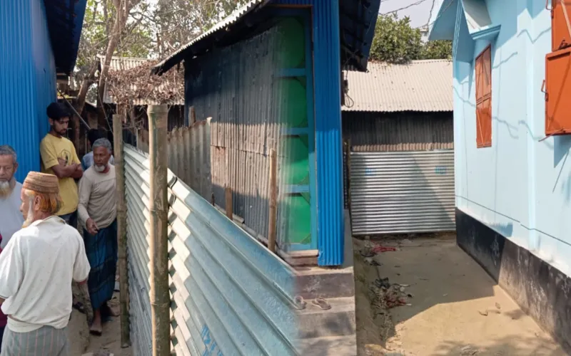 নাঙ্গলকোটে ১৫ দিন যাবৎ অবরুদ্ধ ৪ পরিবার  প্রশাসনের নিকট ধর্না দিয়েও মিলছেনা সুরাহা