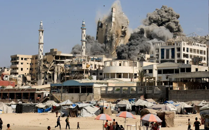 দক্ষিণ এশিয়া থেকে মধ্যপ্রাচ্য, ইউরোপের সমভূমি থেকে গাজার উপকূল—সর্বত্রই বারুদের গন্ধ