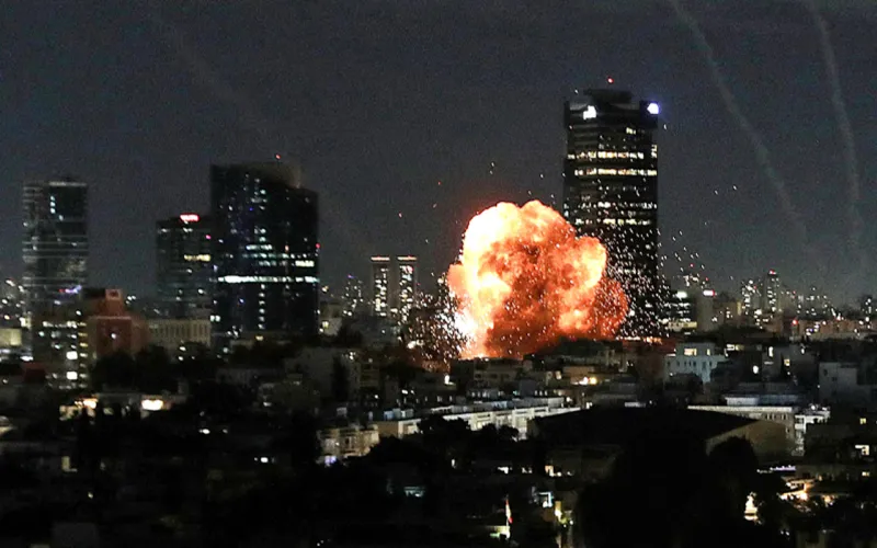 ইরানের হামলায় সতর্ক ইসরায়েল, নাগরিকদের বাঙ্কারে থাকার নির্দেশ