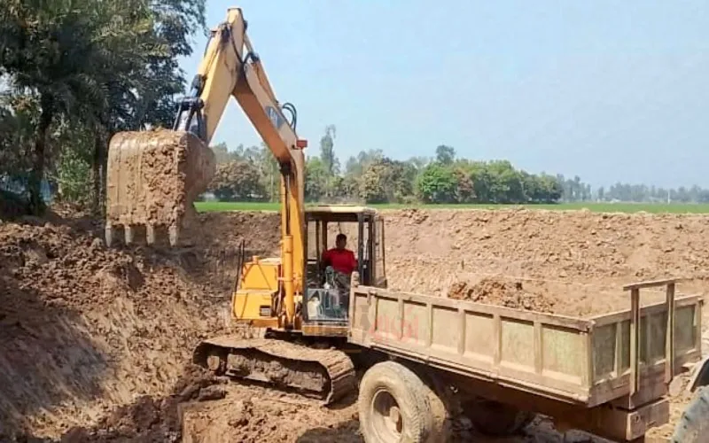সিরাজগঞ্জের তাড়াশে কৃষিজমি ধ্বংস, পরিবেশ হুমকির মুখে — চরম ক্ষোভ স্থানীয়দের