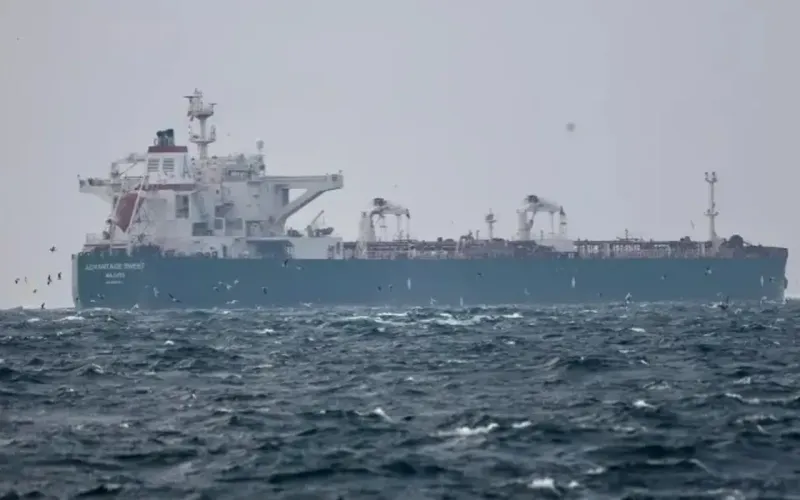 পারস্য উপসাগর ও হরমুজ প্রণালী থেকে সরে যাচ্ছে জাহাজ