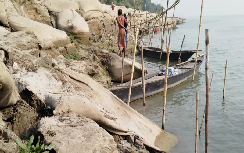 শিবালয়ের নয়াকান্দিতে পদ্মার ভাঙ্গন আতঙ্ক, স্থায়ী বেড়িবাঁধ নির্মাণের দাবি