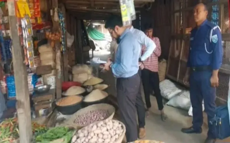 পবিত্র রমজানে বাজার নিয়ন্ত্রণে খানসামায় ভ্রাম্যমাণ অভিযান
