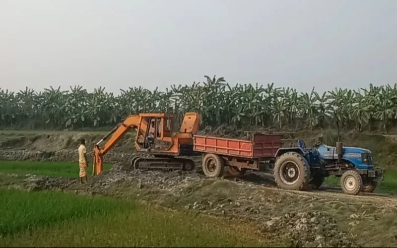 ফসলি মাঠ থেকে ধোঁয়ার চিমনি—ইসলামপুরে বাড়ছে ইটভাটা